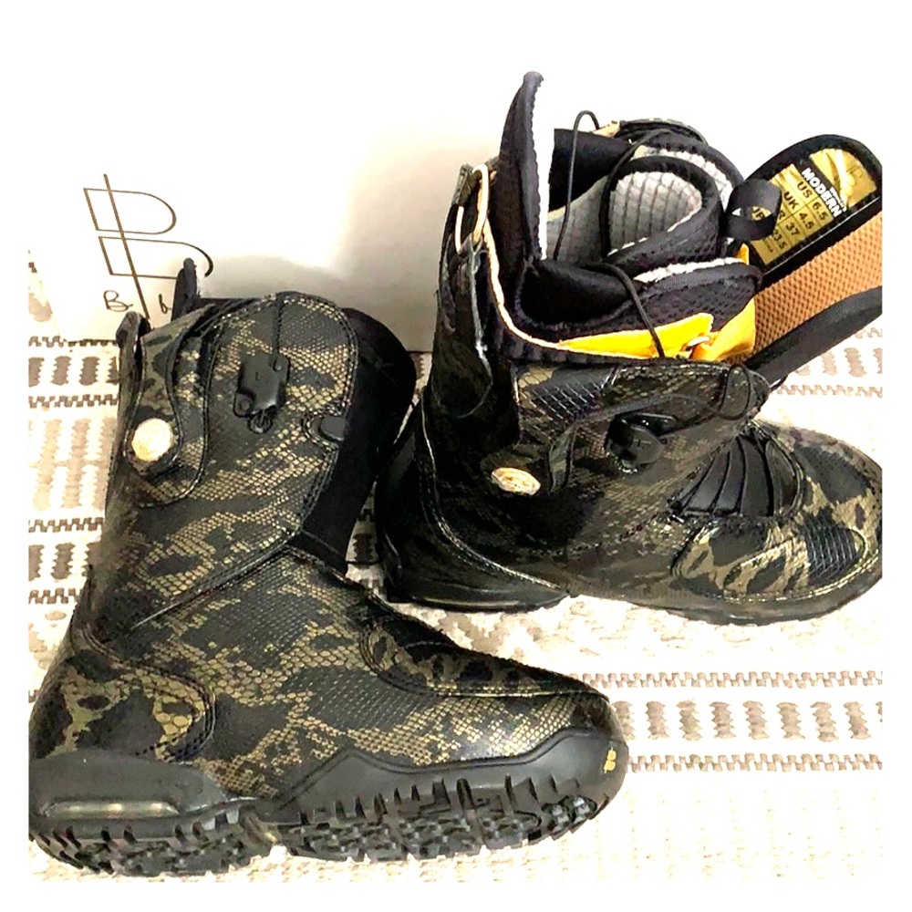 Burton womens 6.5 snowboarding boots